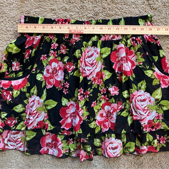 NWOT Floral Skirt with Pockets - Picture 2 of 7